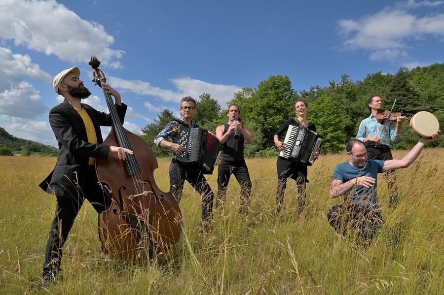 No photo description available.